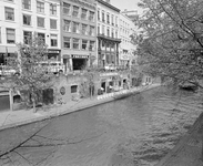 880701 Gezicht over de Oudegracht te Utrecht, tussen de Bakkerbrug en Bezembrug te Utrecht.